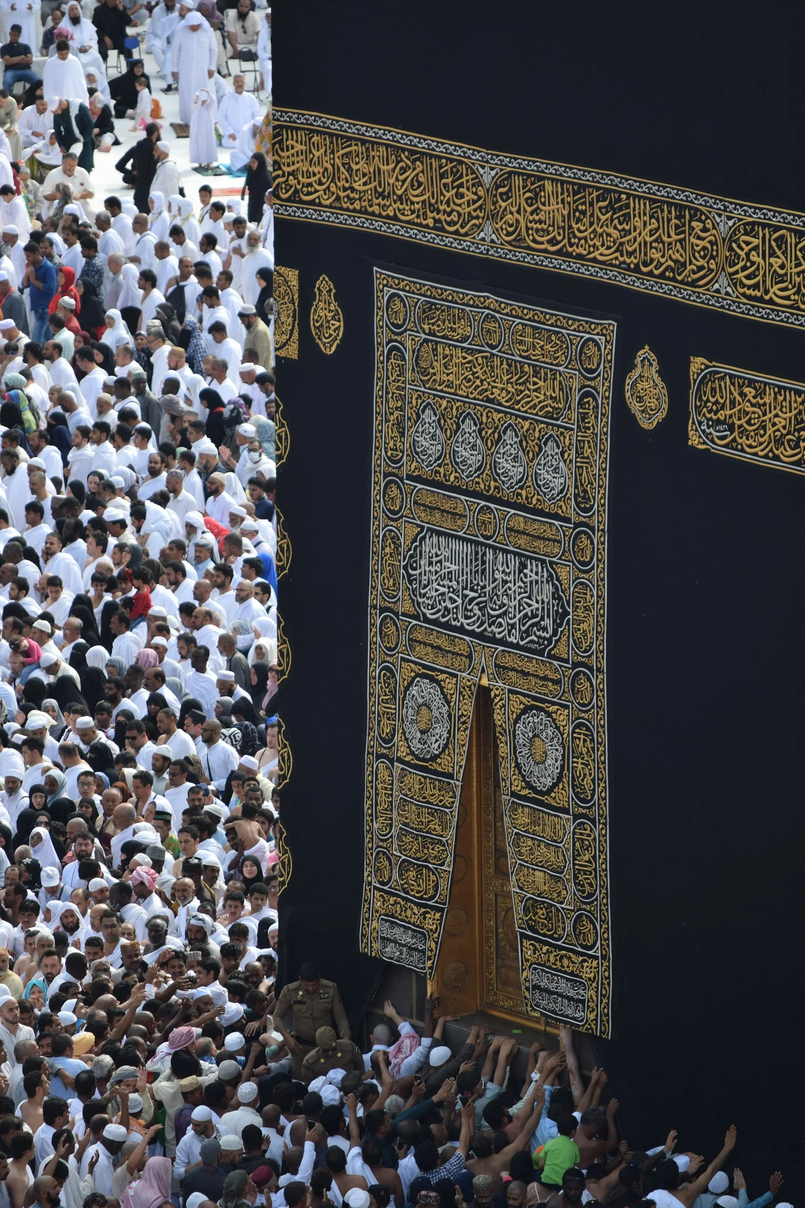 بماذا يتفرد النبي صلى الله عليه وسلم في قيادته؟